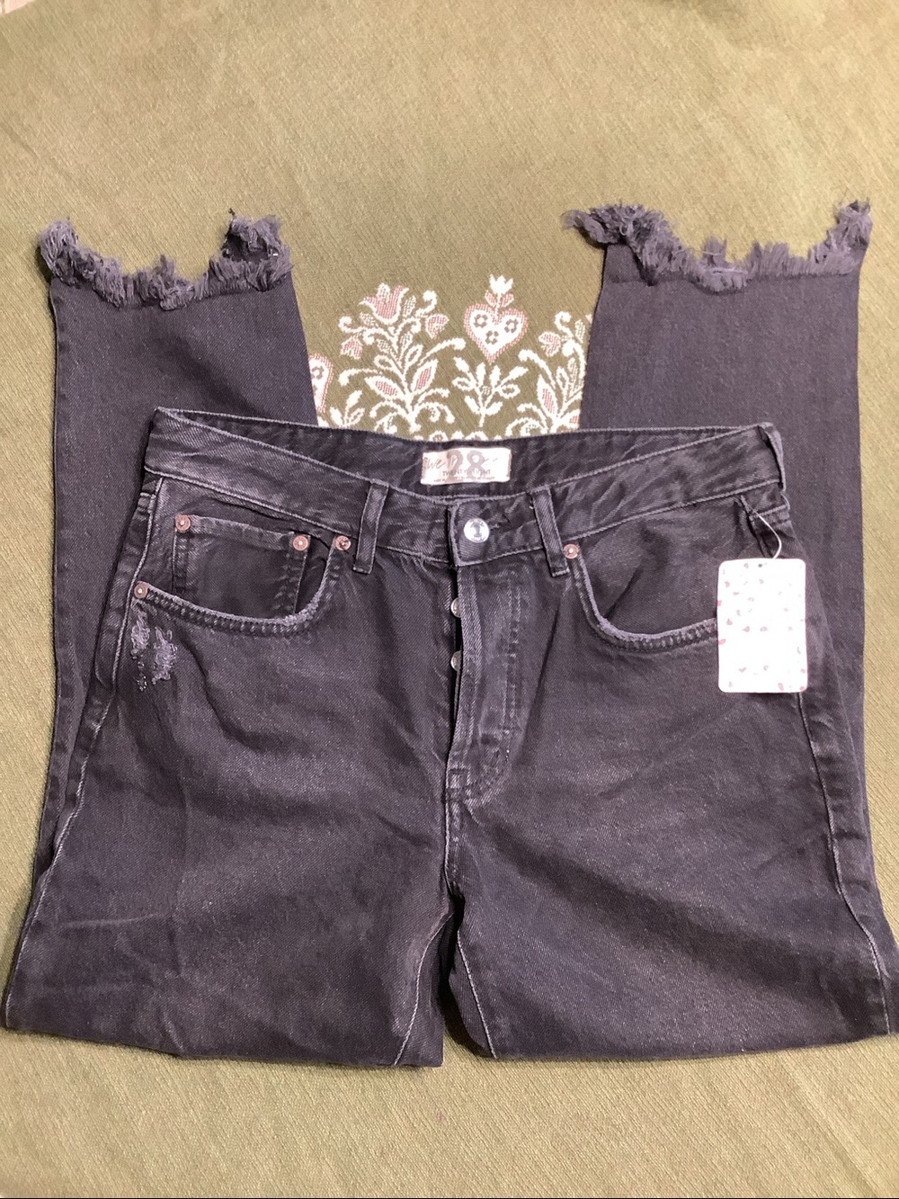 Women’s Carbon Frayed Hem Jeans Size 28
